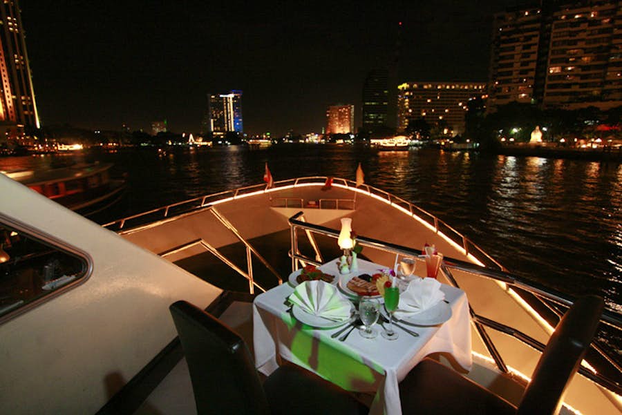 หัวเรือสามารถใช้ได้เต็มที่ และโต๊ะสำหรับหัวเรือเหมาะกับคู่เดท
