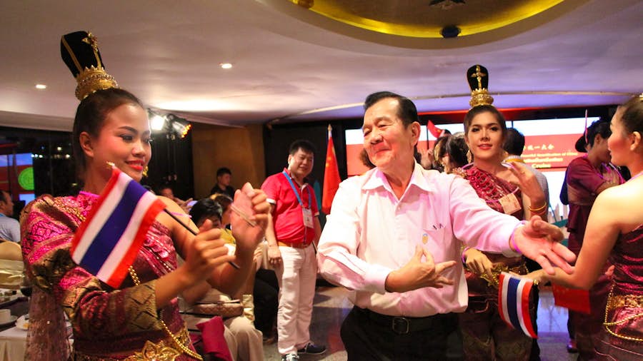 พนักงานต้อนรับและเอนเตอร์เทนลูกค้า