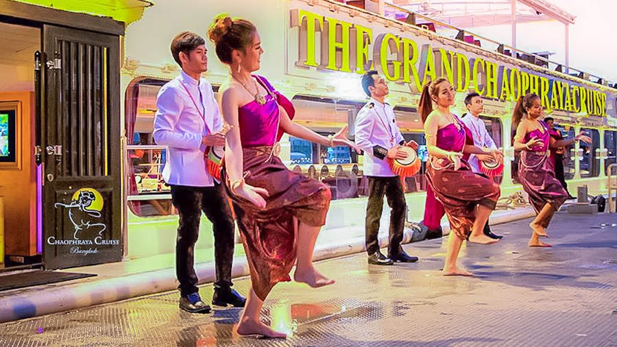 รำต้อนรับลูกค้าตั้งแต่ที่ท่า