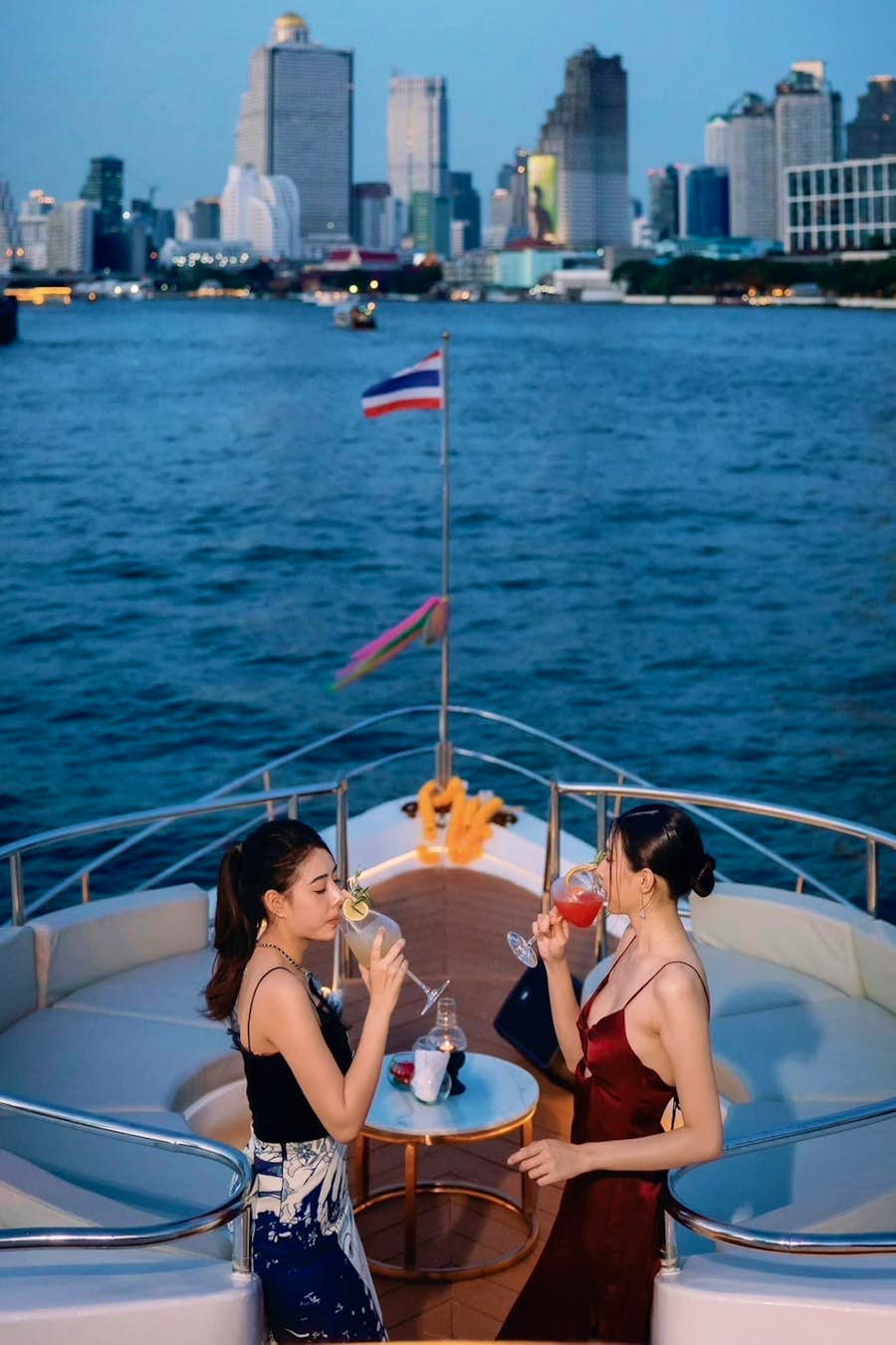 บริเวณหัวเรือ ลมเย็นๆ สวยไปอีกแบบ