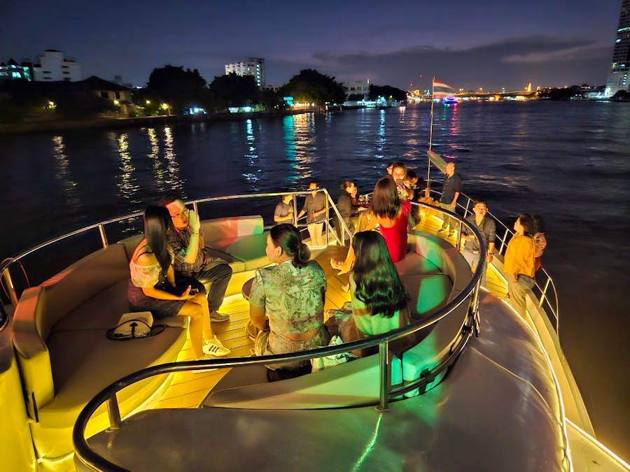 บริเวณหน้าเรือยามค่ำคืนก็สวยไปอีกแบบ