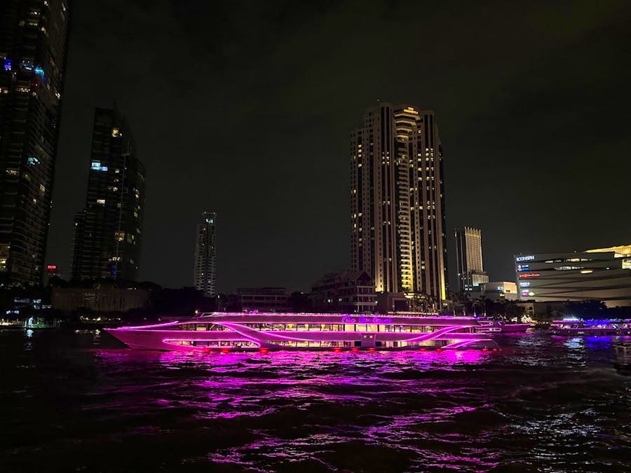 ภายนอกตัวเรือสวยงามโดดเด่น