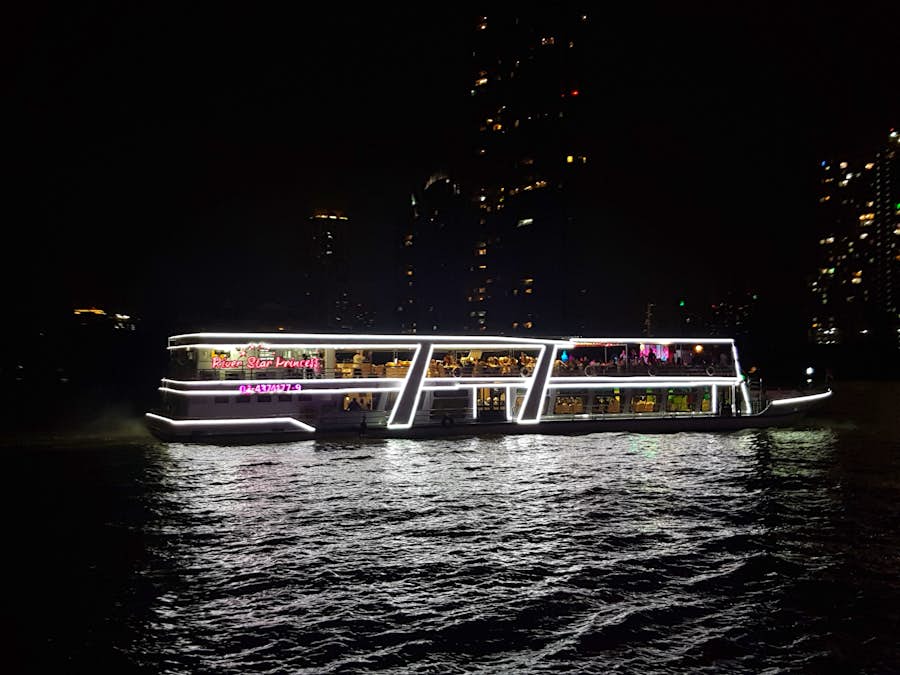 เรือริเวอร์สตาร์ ตอนกลางคืน