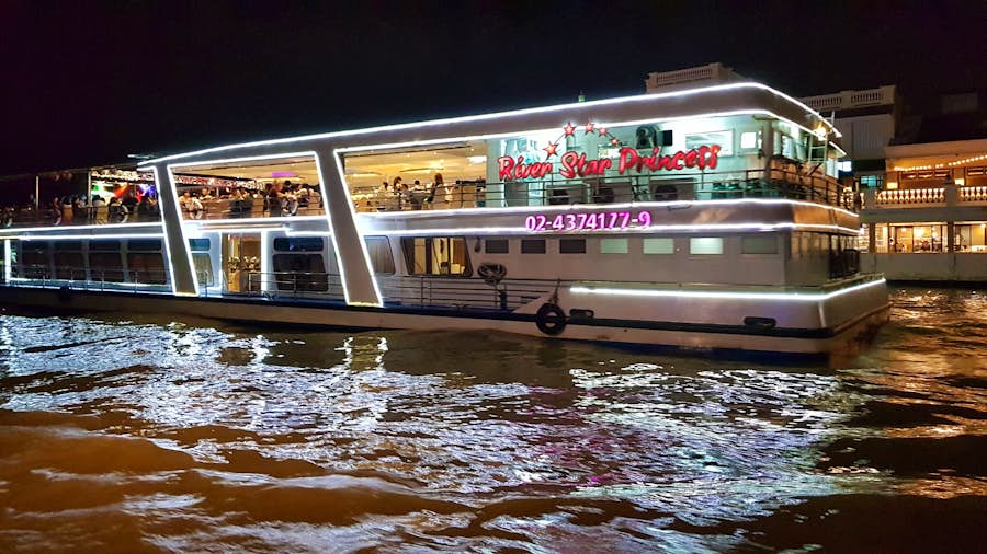 เรือริเวอร์สตาร์ ตอนกลางคืน