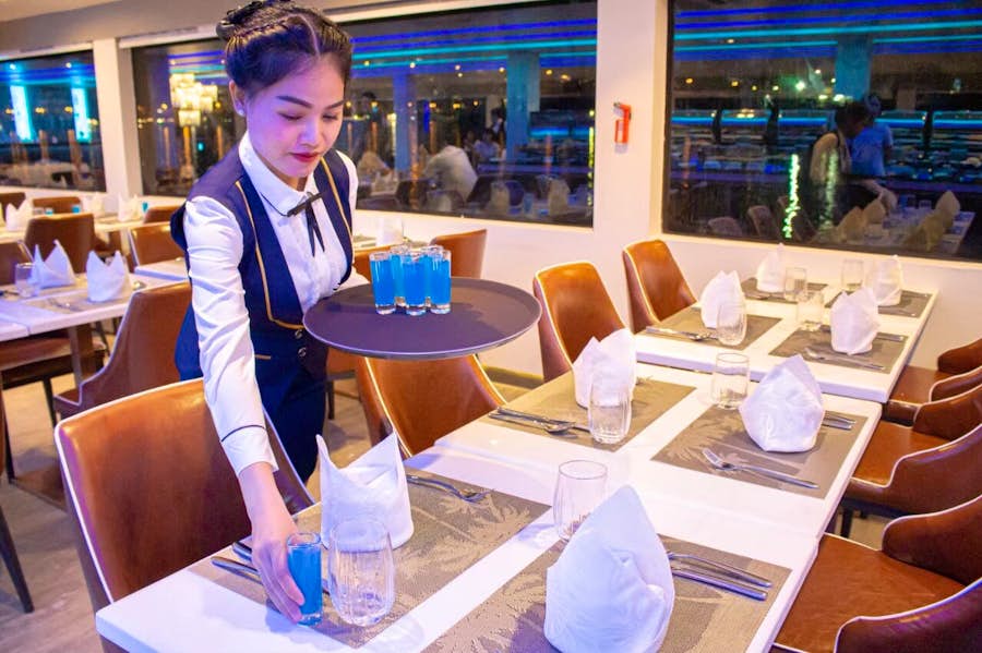 พนักงานเอา Welcome Drink มาให้