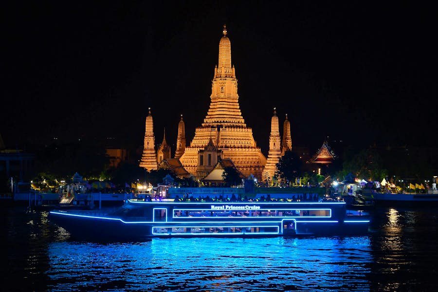 เรือ Royal Princess กับวัดอรุณฯ ยามค่ำคืน