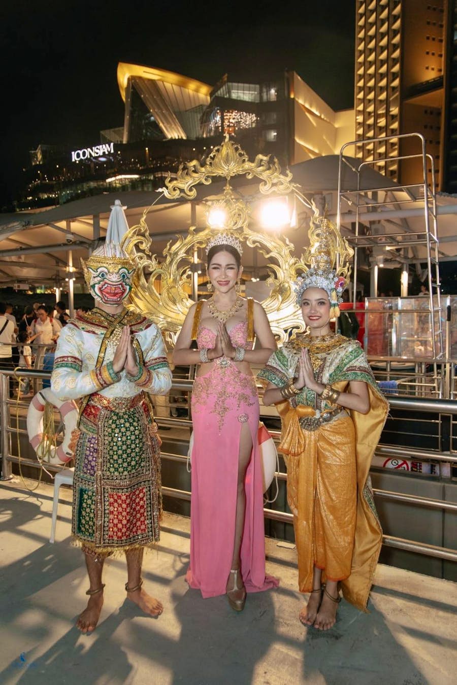 นั่งแสดงบนเรือ