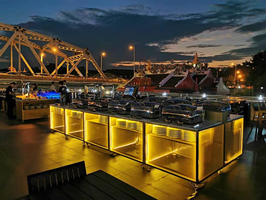 กลางคืนไฟจัดมาได้สวยอีกแบบ