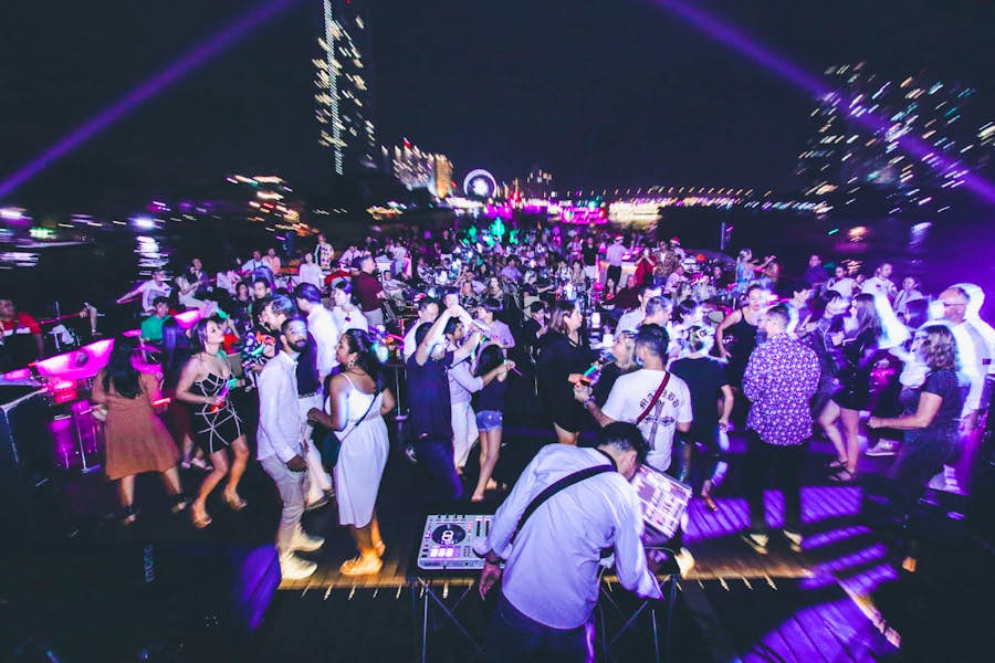 บางทีมี Event ให้ DJ มาเปิดบนเรือ
