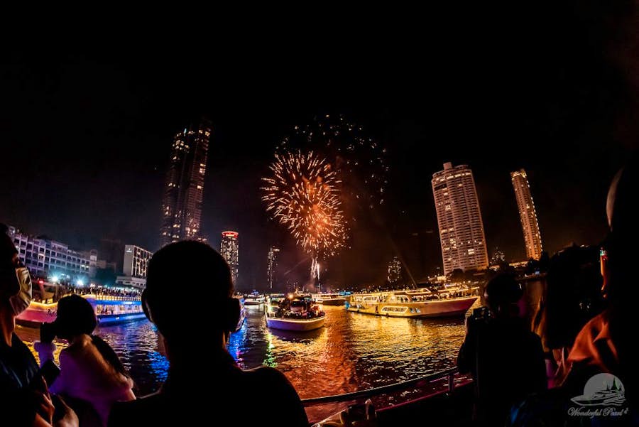 งานปีใหม่เรือจะมาจอดดูพลุแบบอลังการ